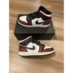 Jordan 1 Mid SE Wear-Away Chicago Bred Black Red GS 7Y Men size 7 FB0568-006 New